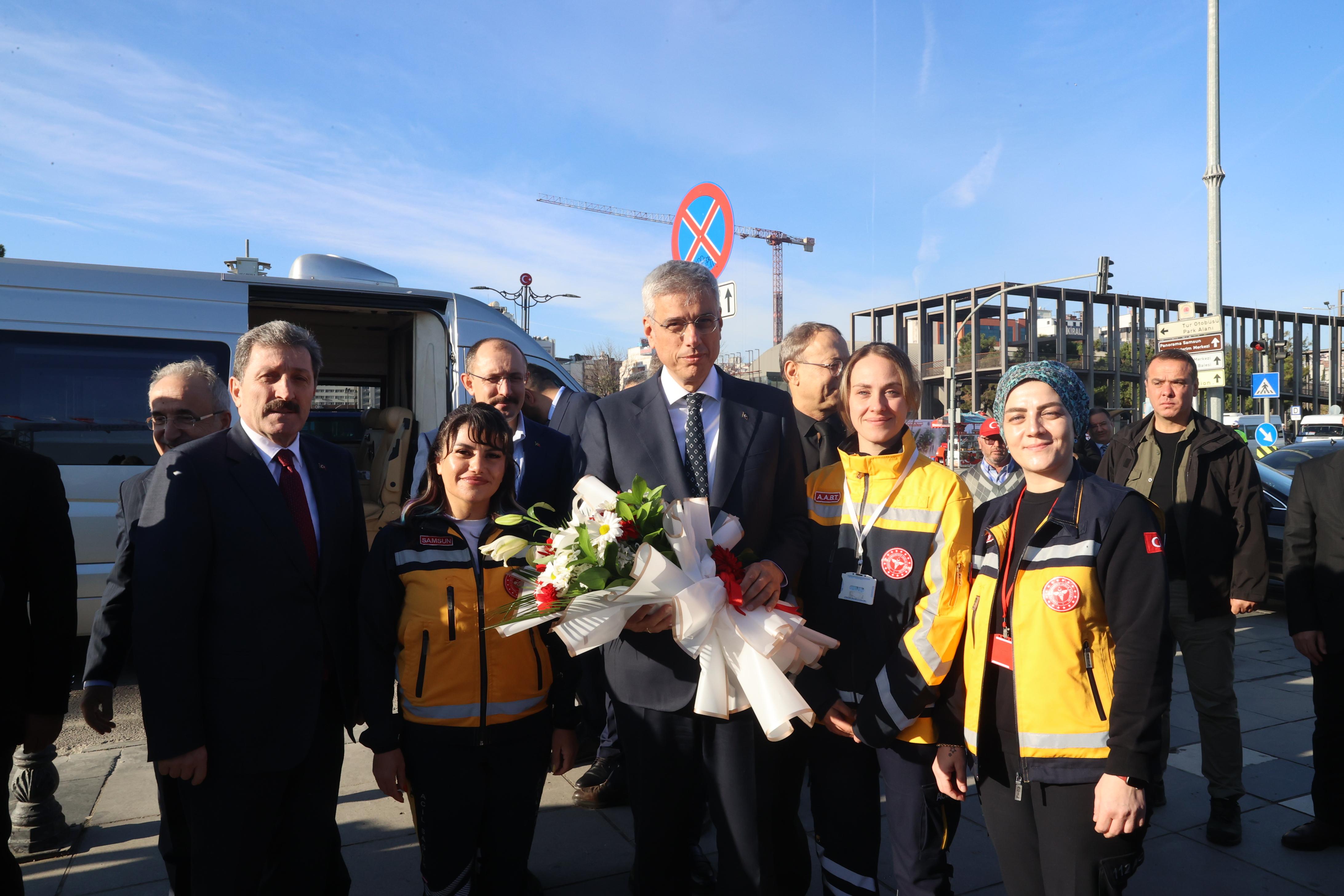 saglik-bakani-100-yeni-ambulans-takdim-toreni-05122025-1.jpg